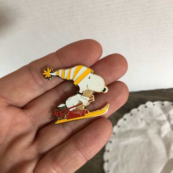Vtg 1972 Snoopy Skiing Enamel Pin - Picture 4 of 11